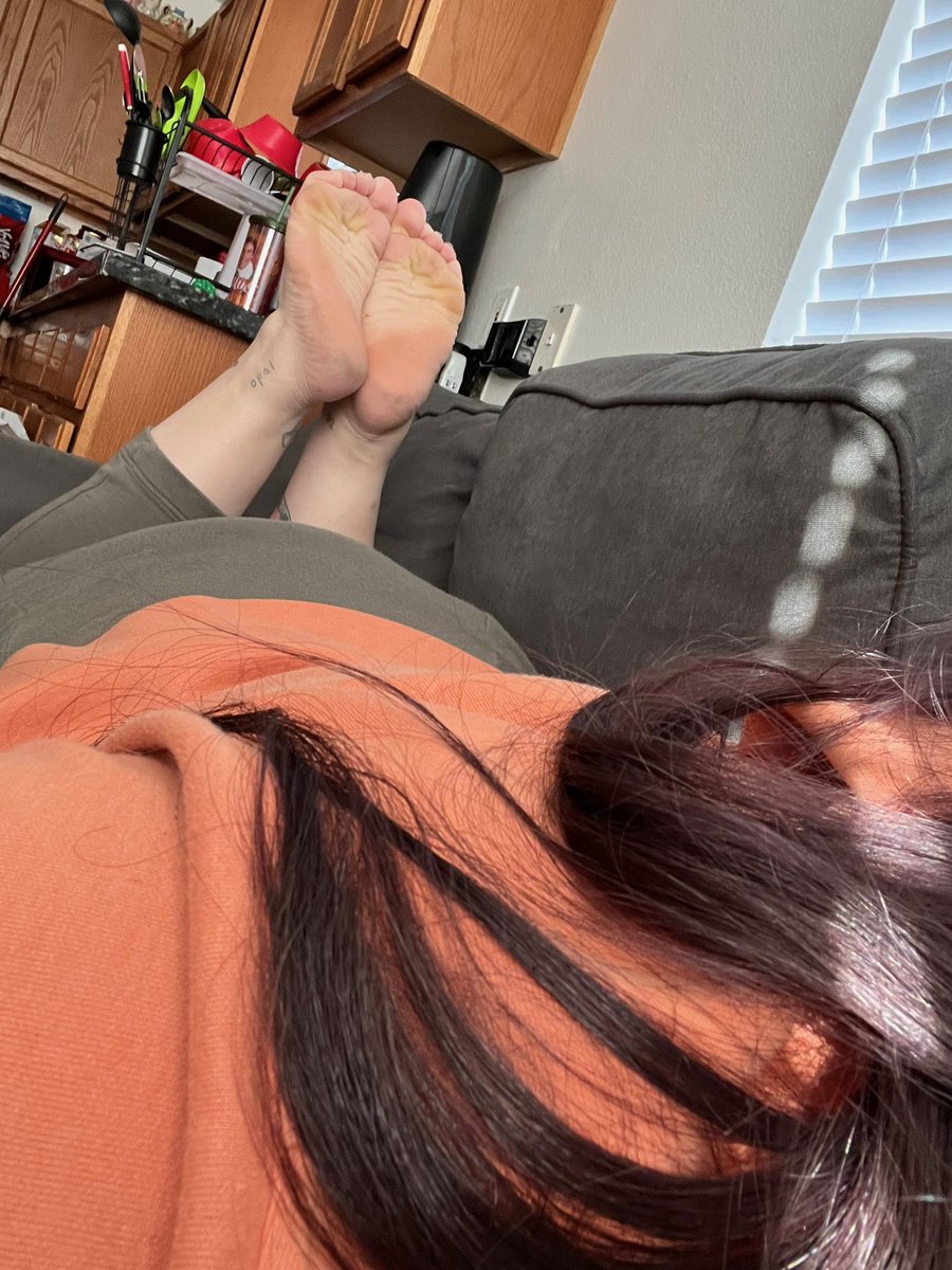 RTBIGFEETNSOLES🧀💦😱 tweet media