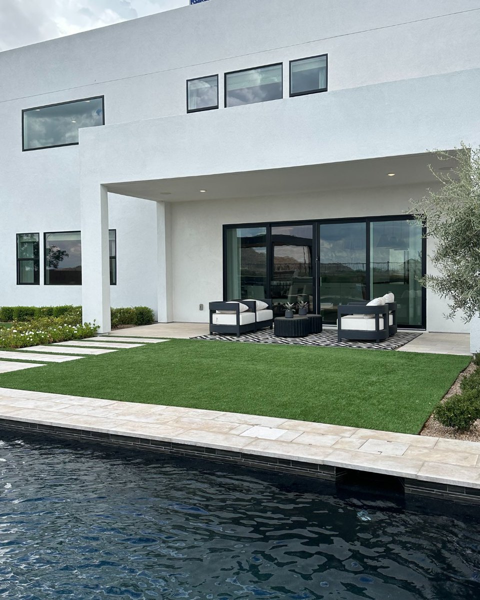 Cozy bedroom. Bright spaces. Gorgeous design. Need we say more?

But seriously…who are you sending this to? 🤔

See more of #EmblemAtAloravita today!
bit.ly/3YUKABX

#SheaHomes