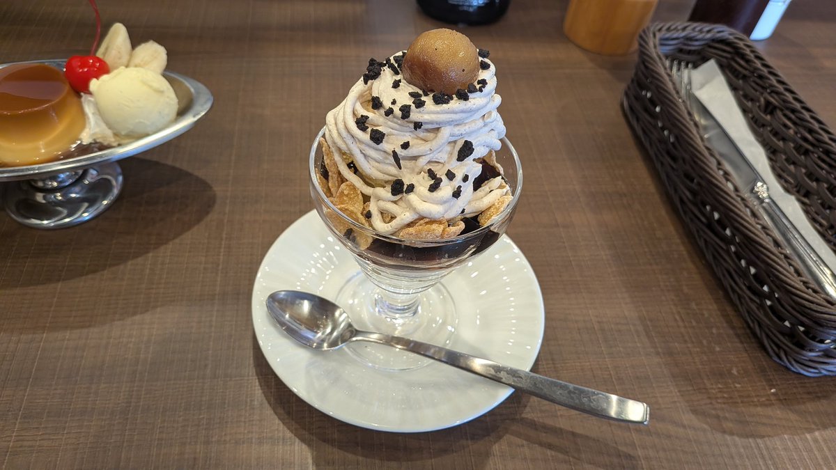 Ahly3's tweet image. いも栗パフェ800円

コーヒーゼリーも入って
甘々渋々うまうま♪

夜は自由食になった
何を食べようかな〜♪

#倉式珈琲店