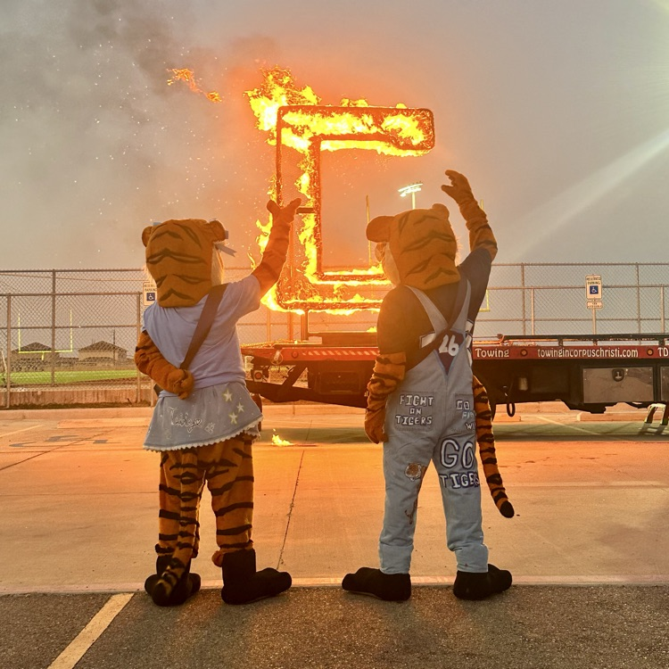 MaryCarrollHigh's tweet image. 🔥🐅 Carroll tradition hits different when the sky lights up with Tiger Pride. The Burning of the C isn’t just fire—it’s family, history, and spirit passed from one generation of Tigers to the next. 💙🤍

#BurnTheC #TigerPride #CHSHoco #TPND
