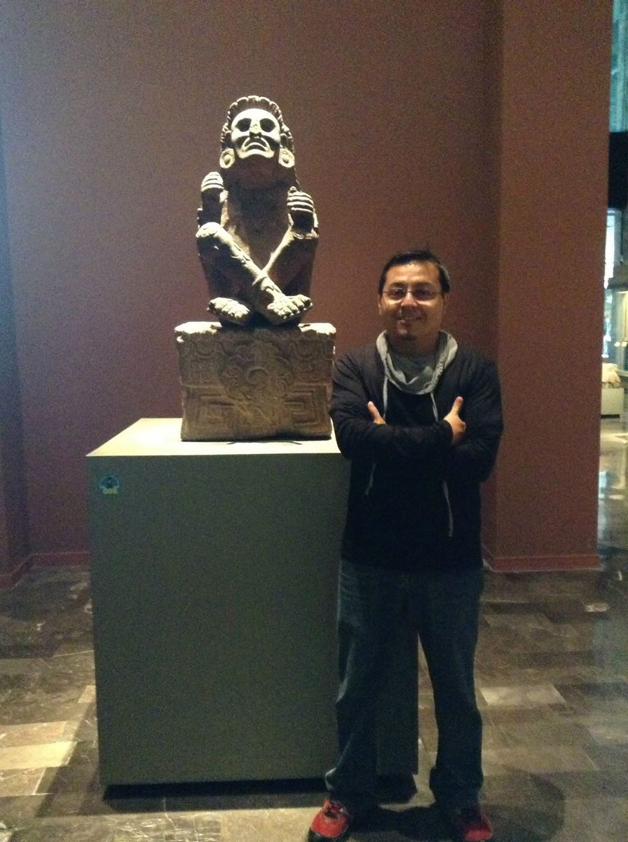 Dime_Balam's tweet photo. @Cuauhtemoc_1521 @ricardocarino @RenatoFloresC @laloalcaraz @LaloWolf3110 @Shampoo2en1 @Juan_OrtizMX @PaolaRojas @librocrepusculo @_CarlosRivera @benitoysolange Ahí sale corriendo el dios de las flores Xochipilli
#SeñorDeLasFlores
Antes de que lo aplaste el disco de piedra… ¡Que risa! Sale corriendo para protegerse 😆 del desmadre que hace Capulina en el museo.  #BuenosTiempos @medinanery https://t.co/sLFMU9pOar