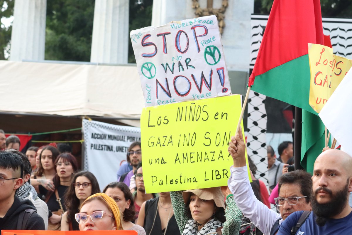 elsolde_mexico's tweet photo. 🔴 A su vez, en apoyo a la flotilla, un grupo de estudiantes de la Escuela Nacional de Antropología e Historia protestan frente al plantel educativo ubicado sobre Periférico Sur.

🔗https://t.co/zB5woKrY7x 
📷 José Melton | La Prensa https://t.co/6CiJ32cb7n