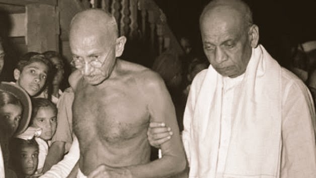 HistoryCell's tweet photo. "आरएसएस के भाषण सांप्रदायिक उत्तेजना से भरे हुए होते है। देश को इस ज़हर का अंतिम नतीजा महात्मा गांधी की बेशक़ीमती ज़िंदगी की शहादत के तौर पर भुगतना पड़ा है।"

-सरदार पटेल https://t.co/tX5MGG5VRZ