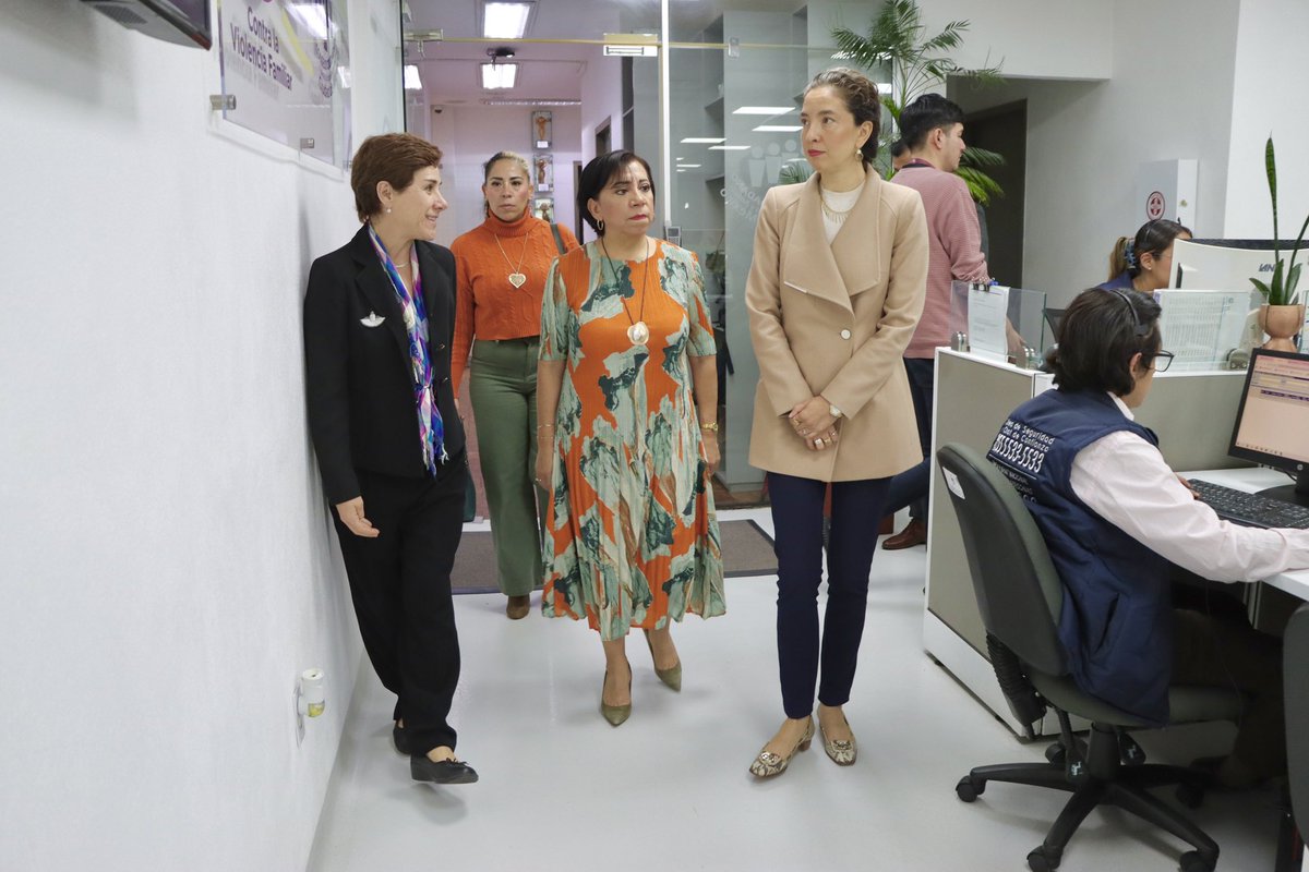 Nuestra Secretaria Ejecutiva, Dra. Clara Luz Álvarez, y la Consejera en Género, Dra. <a href="/MaElenaEsparza/">María Elena Esparza Guevara</a> , recibieron en #ElConsejo a la titular del <a href="/DIFCDMX/">DIF Ciudad de México</a> , Lic. <a href="/BetyRojas06/">Bety Rojas</a>.