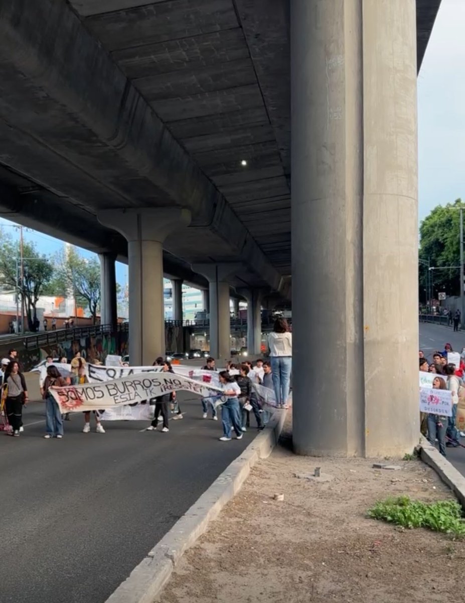 CI_CDMX's tweet photo. #AlMomento || Hallará presencia de manifestantes en Anillo #Periférico a la altura de avenida del #Conscripto, @AlcaldiaMHmx.

Se trata de estudiantes de la Escuela Superior de Ingeniería y Arquitectura (ESIA) unidad Tecamachalco, del Instituto Politécnico Nacional (IPN) quienes llevan ya un mes y dias de paro.

Entre sus exigencias esta:

● Más cupos y horarios accesibles 
● Profesores capacitados y con compromiso 
● Instalaciones dignas y seguras.

Como alternativa vial puede usar: avenida Río San Joaquín.

#TómeloEnCuenta.