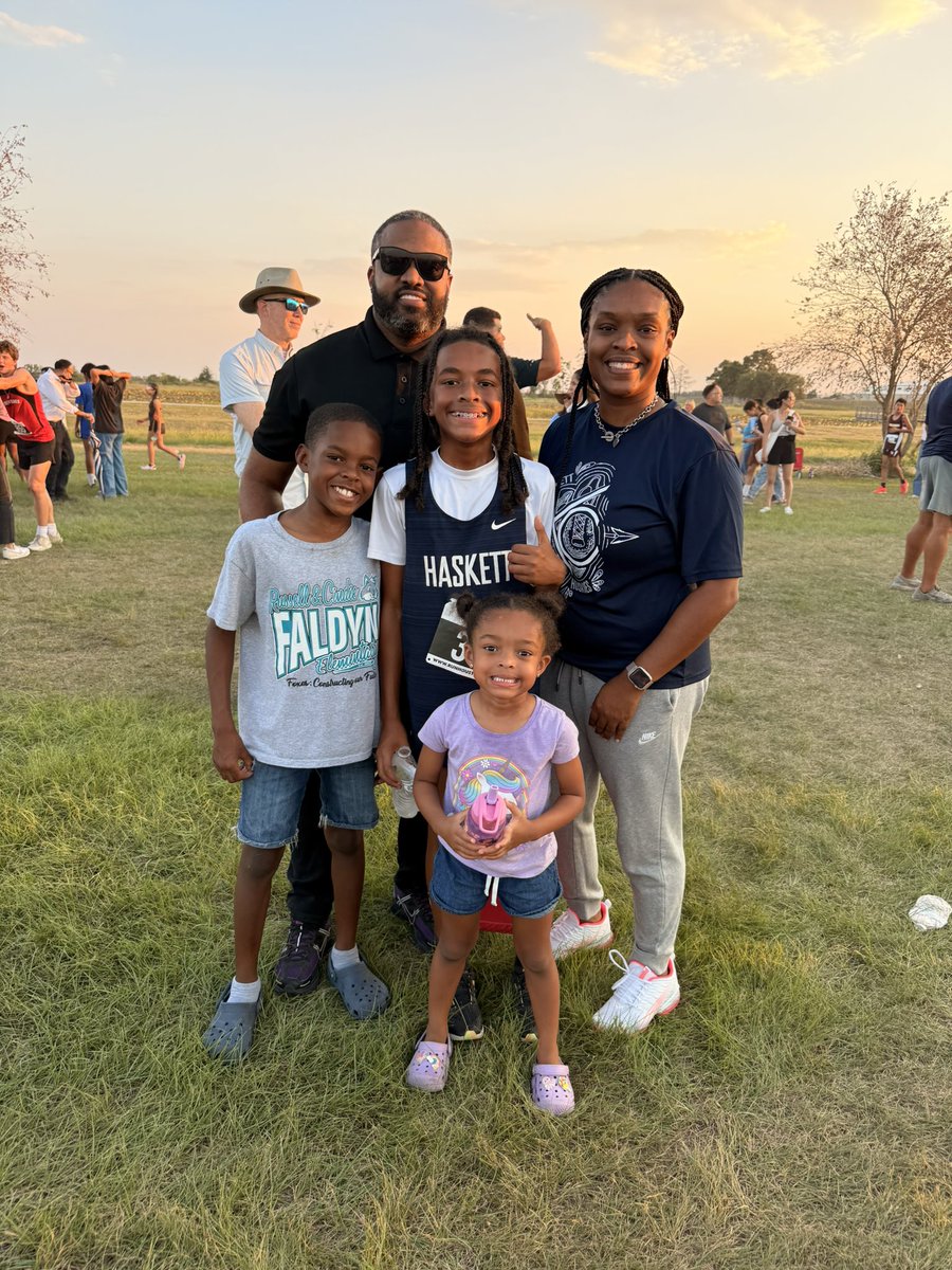 MrsMWilliams5's tweet image. And that concludes our JH Cross Country season! Great season to all the kiddos! Thank you to all the coaches for your time and dedication! #WeAreHaskett #District #Year2 #TheBestOfTheBest @HJH_Athletics @HaskettJH