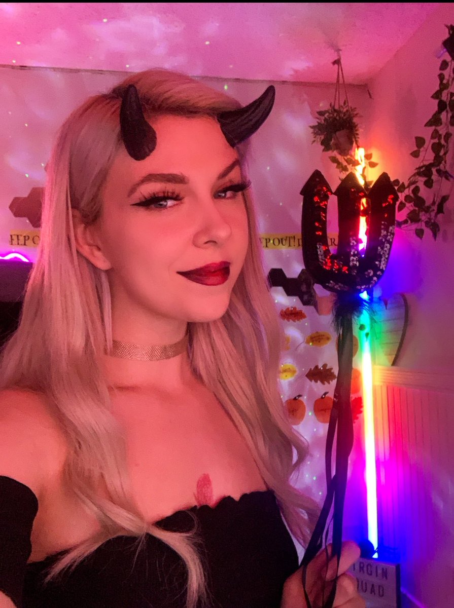 Honeyybeebb's tweet image. Since it’s October 1st here’s a big throw back 🥰 #WCWednesday