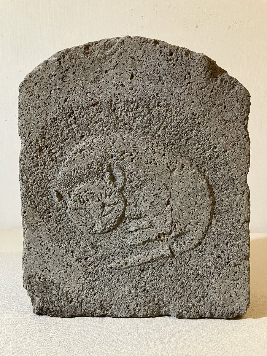 nekotaro1601's tweet photo. これが今回の、企画展では最も重い資料。青森県蓬田村の猫碑。地元の伝承では、近くの葦原の中で死んだ猫の供養碑という。顔つきは、少し蝙蝠に似ている。 https://t.co/lFoRD67yS6