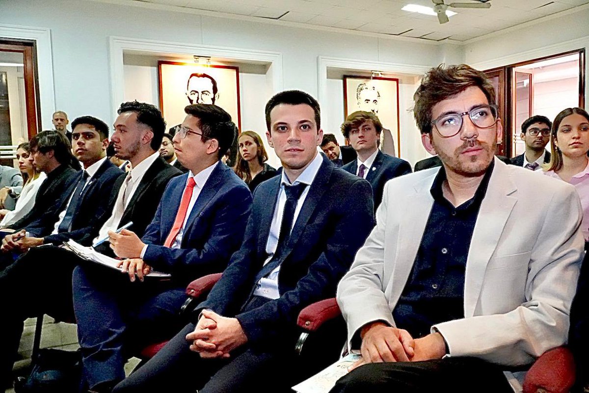 ¡Qué necesaria una juventud comprometida! Tuve el placer de encontrarme con los aspirantes del Programa País Federal de la FURP. Estar junto a estos jóvenes líderes de Córdoba es un recordatorio potente del valor de involucrarse y participar activamente en la vida pública. ¡Les