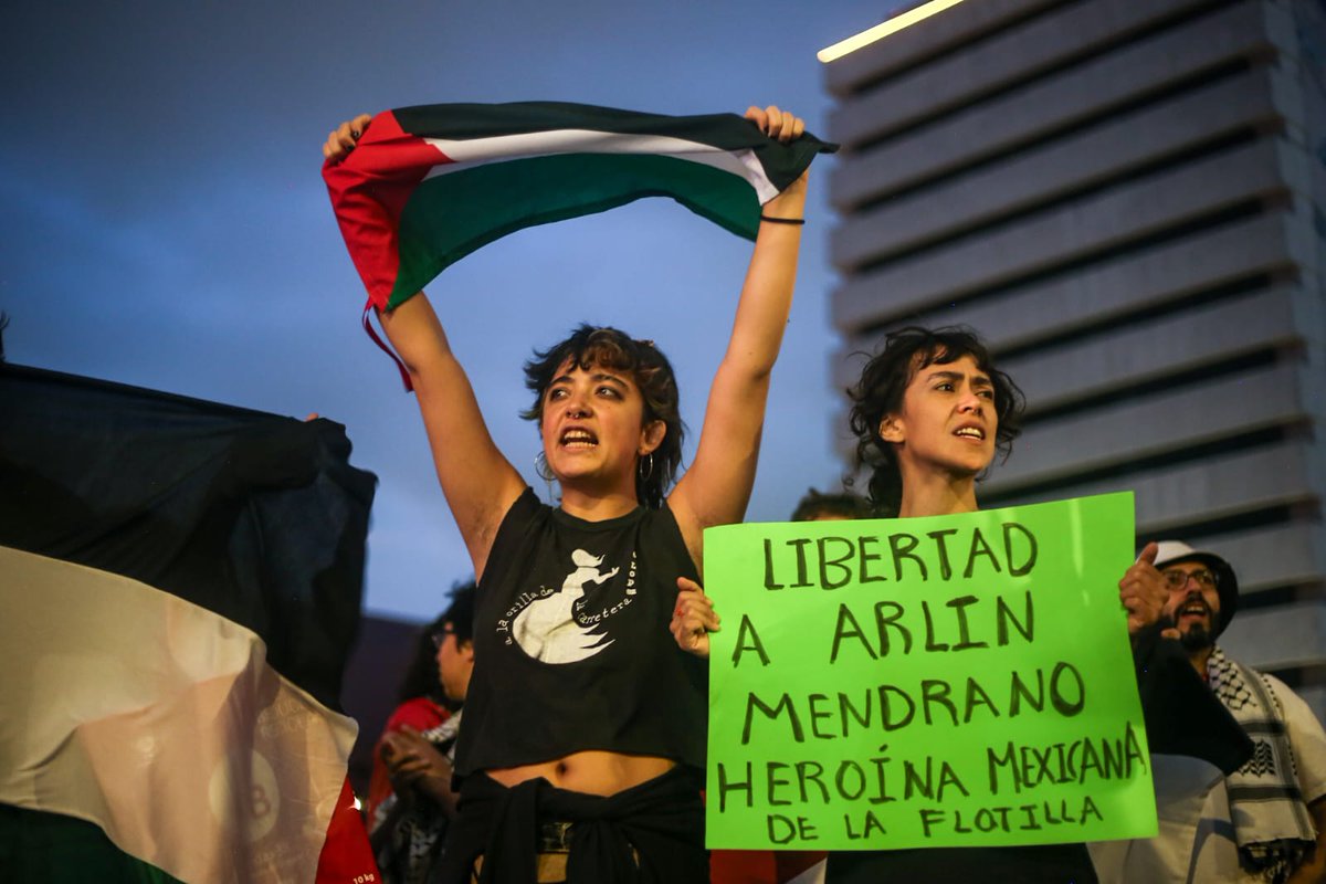 Milenio's tweet photo. Sobre Reforma, manifestantes pro palestina piden regreso seguro de los mexicanos a bordo de la Flotilla Global Sumud luego de que Israel interceptó barcos

Exigen el fin del genocidio en Gaza y que el gobierno mexicano rompa lazos diplomáticos con Israel

Aquí la información https://t.co/RTaOfKe6gu

📸 Araceli López para MILENIO