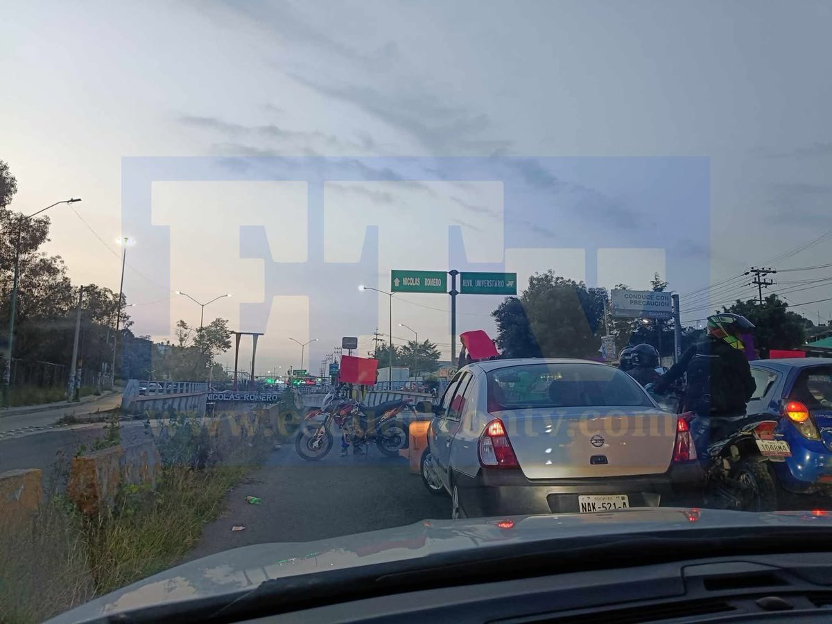 “¡Viva la queremos, autoridades cumplan con su trabajo!”, manifestantes bloquean acceso principal a #NicolásRomero, tras la desaparición de Marisol 

Esta tarde manifestantes cerraron la entrada al municipio a la altura del Puerto de Chivos, límite con Atizapán. #Edomex