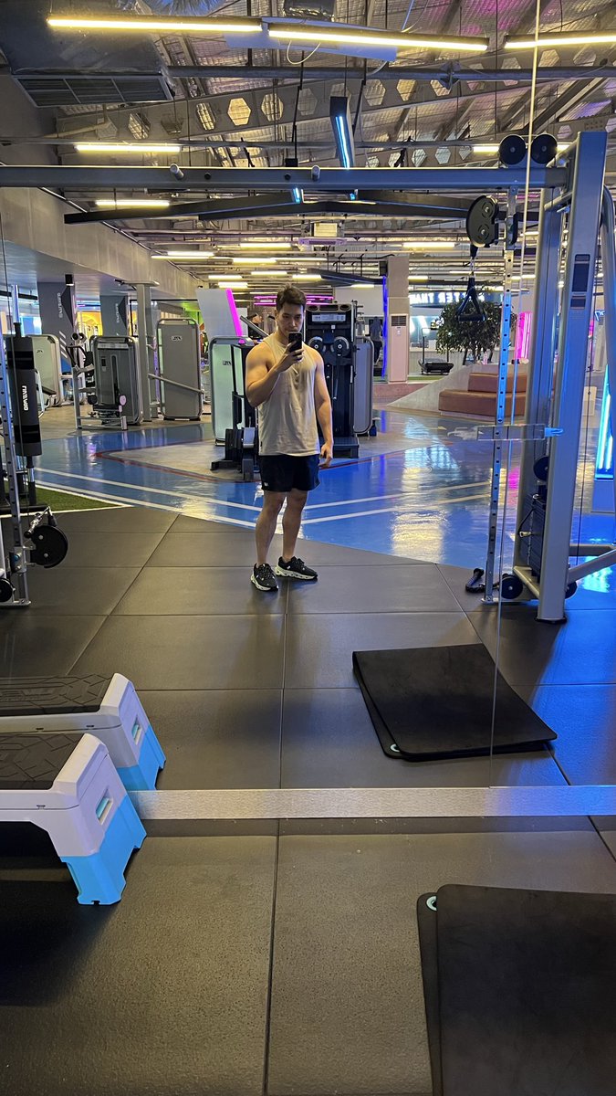 workoutofoffice's tweet photo. Some pictures for good luck in Q4 😂 https://t.co/RTvhoeSa9s