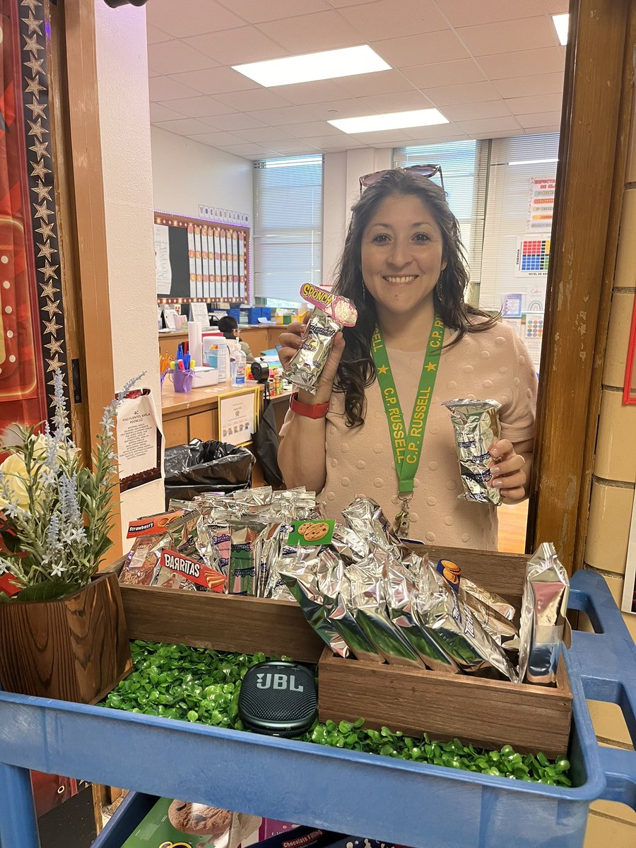 Thank you Ms. Valdez &amp; Ms. Bravo <a href="/ClintonPRussell/">Clinton P. Russell Elementary</a> for the sweet treat this! 

You made my week💜
