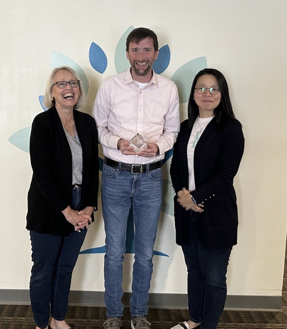 HomelessRespite's tweet image. Thank you again to our 2025 Transformation Award Honorees! Here is a few photos of our honorees showcasing their awards. Thank you to Channel 12, Movers and Makers, and The Cincinnati Business Courier for helping spread the word about the work of our amazing honorees!