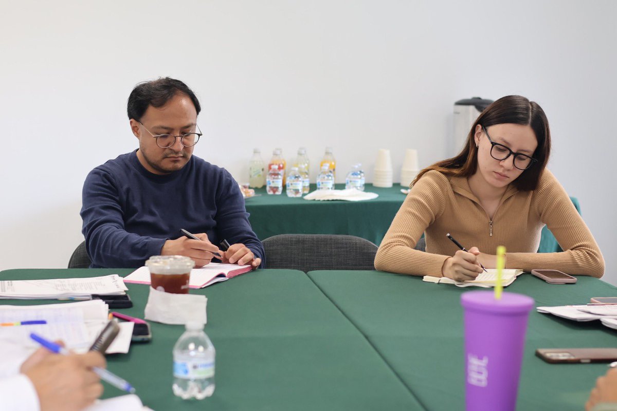 La Mtra. Virginia G. Melgarejo, Directora General de CECyTE Puebla, encabezó la reunión con directores de áreas para fortalecer proyectos estratégicos y mejorar procesos en beneficio de nuestra comunidad educativa. 🚀✨
#PorAmorAPuebla #PensarEnGrande #CECyTEPuebla #HazloEnGrande