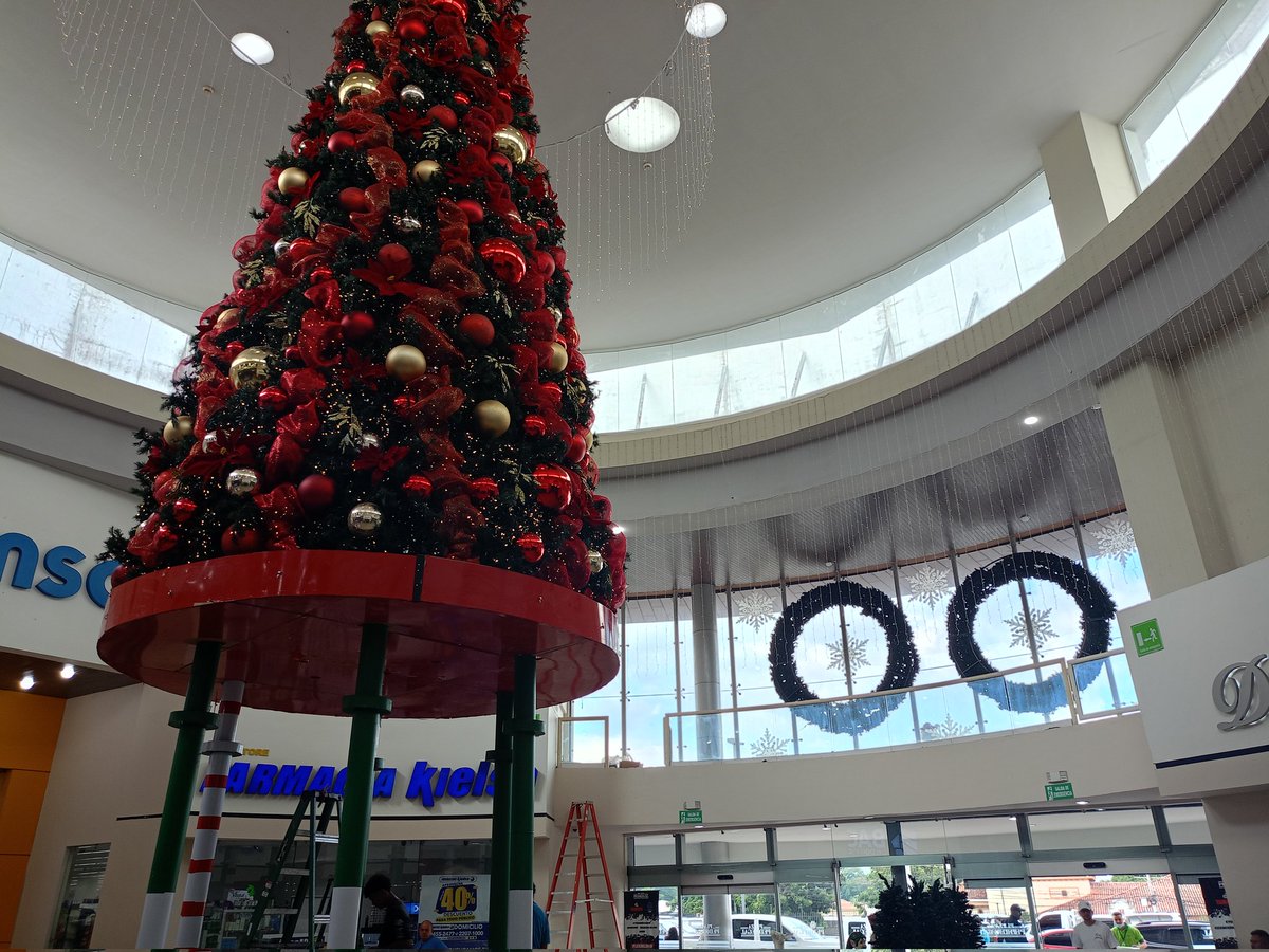 Lo que me da risa de aquí que no se celebra nada de día de muertos, Halloween y todo eso es que desde octubre ya se van viendo cosas de navidad jaja