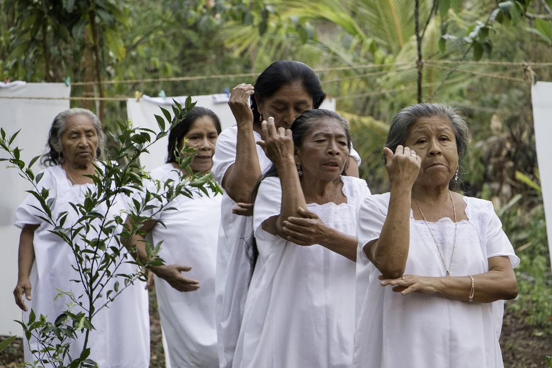 "XWáay pool. Cabeza errante" es una obra sobre cinco mujeres, un encuentro con los recuerdos que reconstruyen sus cuerpos. Invita <a href="/TeatroRendija/">Teatro de la Rendija</a> en #Mérida.

Sábado 4, 20 h y domingo 5 de octubre, 19 h
Teatro La Rendija, Sede A, Calle 50 núm. 464-D
$120

<a href="/cultura_mx/">Secretaría de Cultura</a>