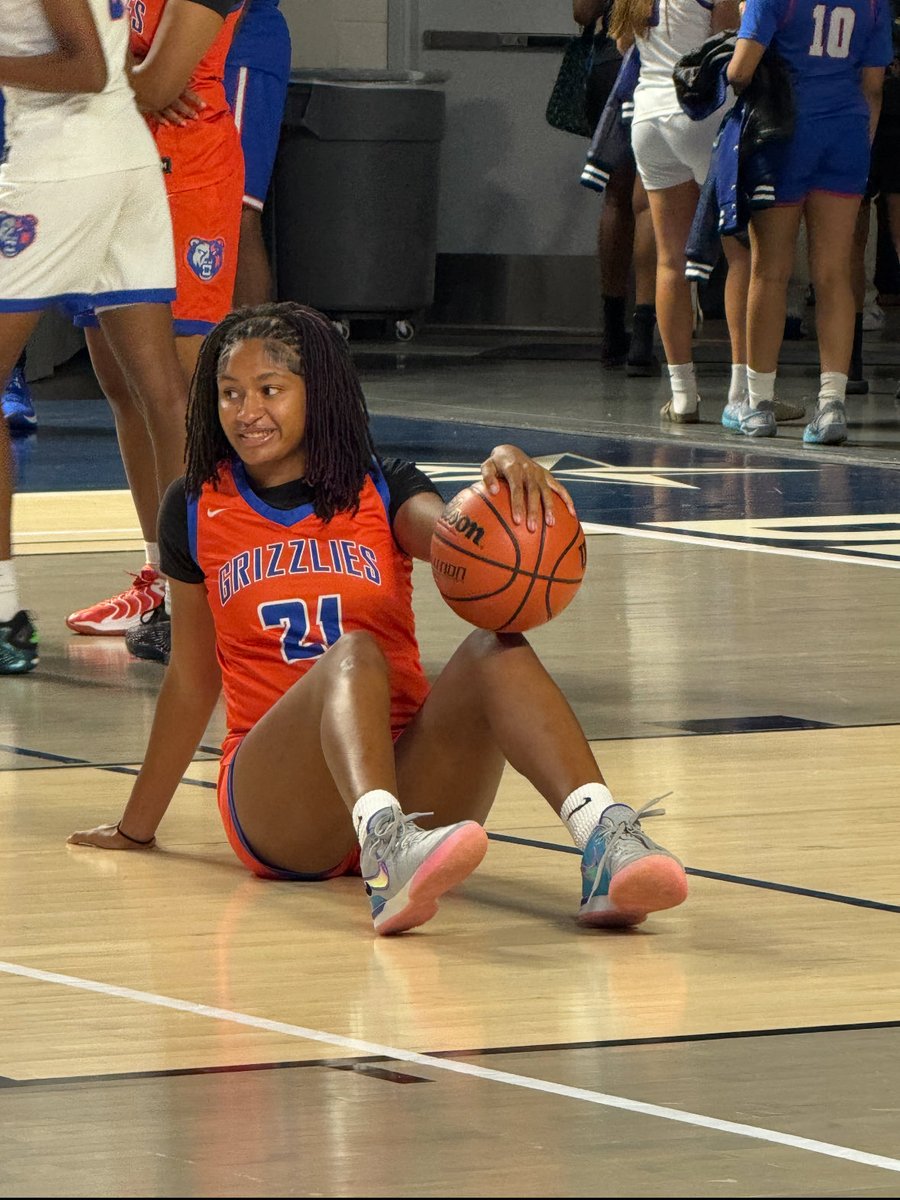 JordanDaigle_'s tweet photo. Behind the scenes at the Vype photo shoot today! #basketball #gohs #hooper @vypehouston @VYPEHOOPS @grandoaksgbb https://t.co/sCxS6A4Vzy