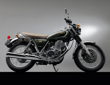 channoka5's tweet photo. バイト先の店長のSR400。35thモデルの緑がシブかった。旧車で今80万くらいするのね。キャブ車だから街乗り向いてないけど…イイ https://t.co/WaTFqHHwuw