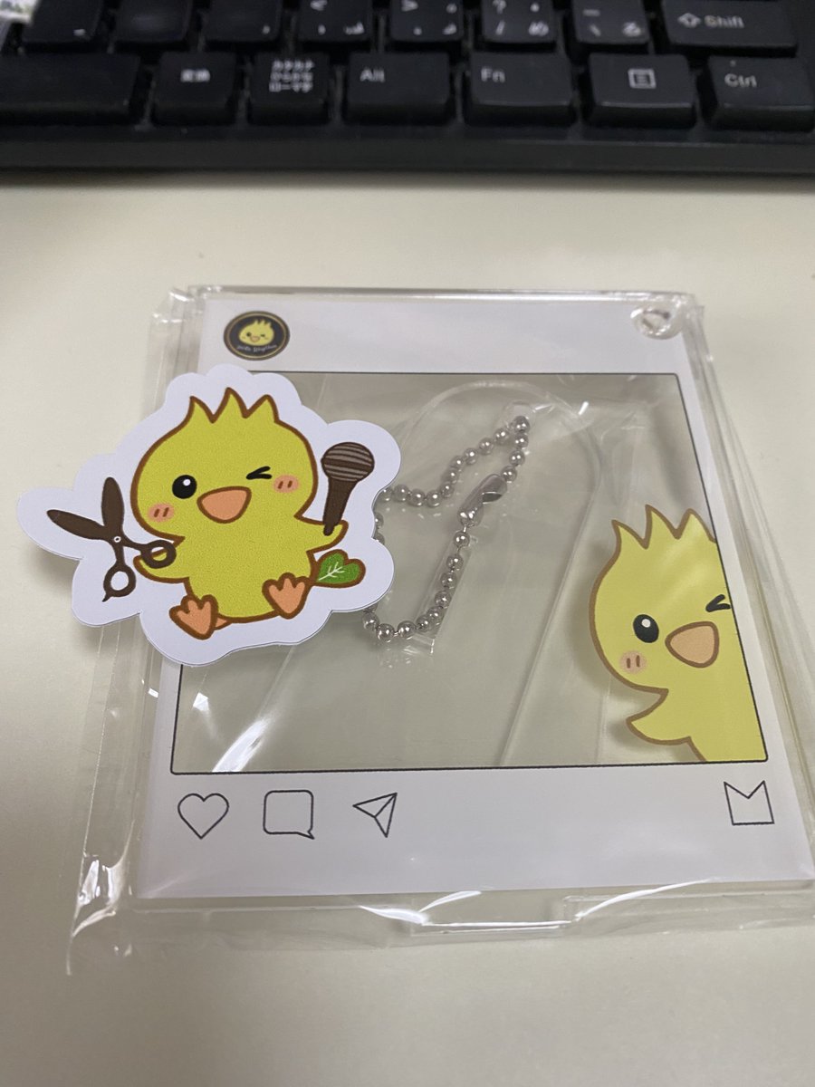 HKTinformation's tweet photo. 届きました📦
フォトフレームアクキー＆3代目ぽとりステッカー🐥
ぽとす新聞とともに❣

凄い❣素敵❣可愛い❣がいっぺんにやって来た💫
ステッカーは３枚目🙌

当選の喜びはもちろん
グッズや包装の一つひとつに込められたぽとすさんの心にじんわり🫶
ありがとうございました✨　　#ぽとりお楽しみ会 https://t.co/hZHSrjzvkN