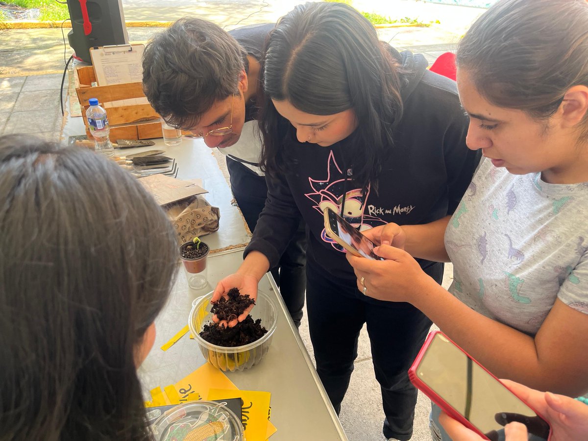 UNRCastellanos's tweet photo. Hoy, se llevó a cabo el Taller de #Composta y #Vermicomposta en la velaraia de la U.A. GAM.
Queremos agradecer la participación y el interés de la Comunidad Universitaria en esta importante y necesaria actividad ✨🌱🌎
Sigamos aprendiendo
#SomosUNRC https://t.co/e65vACFyMO