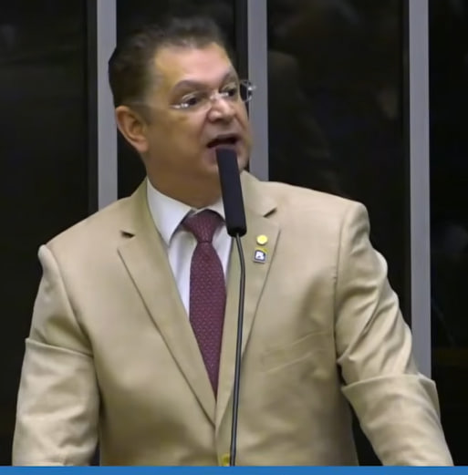 Não se usa terno claro durante a noite, tá amiguinhos?

Dar ar de fubanguisse, informalidade.