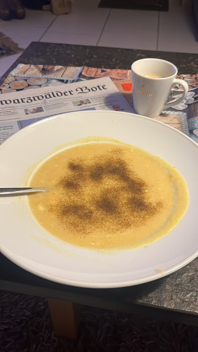 Sodele, liebe Kinder, Zeitungsrolle ist beendet, jetzt gibt’s erst mal eine heiße Blumenkohlcremesuppe mit schwarzem Pfeffer😇☺️👋👋