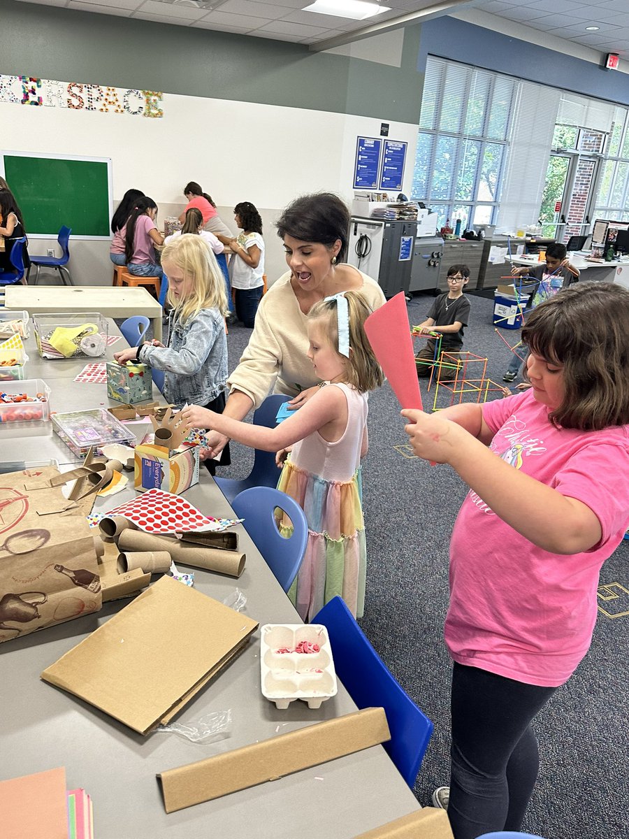 Principal’s Award recipients had fun at Makerspace with Ms. Alvarez and got a golden token for the book vending machine! 📚💛 ¡Los ganadores del Premio de la Directora se divirtieron en Makerspace con la Srta. Alvarez y recibieron ficha dorada para la máquina de libros!