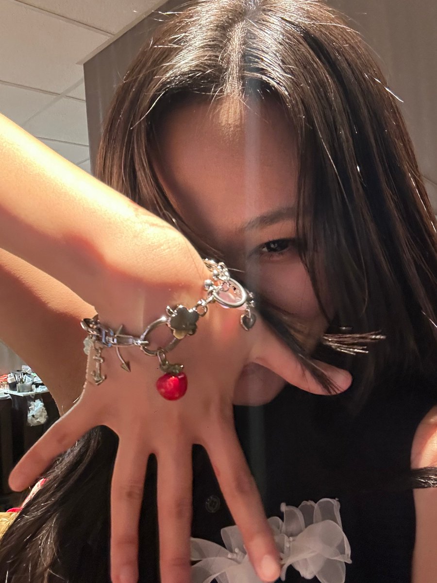 #BIBI pookïe Bracelet 판매 안내

#비비 의 매력을 팔찌에 고스란히 담았어요.💫
지금 #필굿뮤직샵 에서 만나보세요!

📅 판매 기간 : 10월 2일(목) 11 AM ~ 재고 소진 시 (PDT)  
🛒 #feelghoods : feelghoods.com/product/detail…