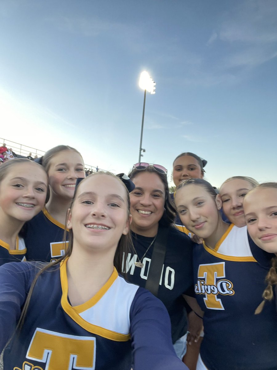 Amazing job <a href="/TtownMS_Cheer/">TMS Cheer</a> tonight at the 8th grade football game! Loved reuniting w/some of the squad from last year! 💙💛