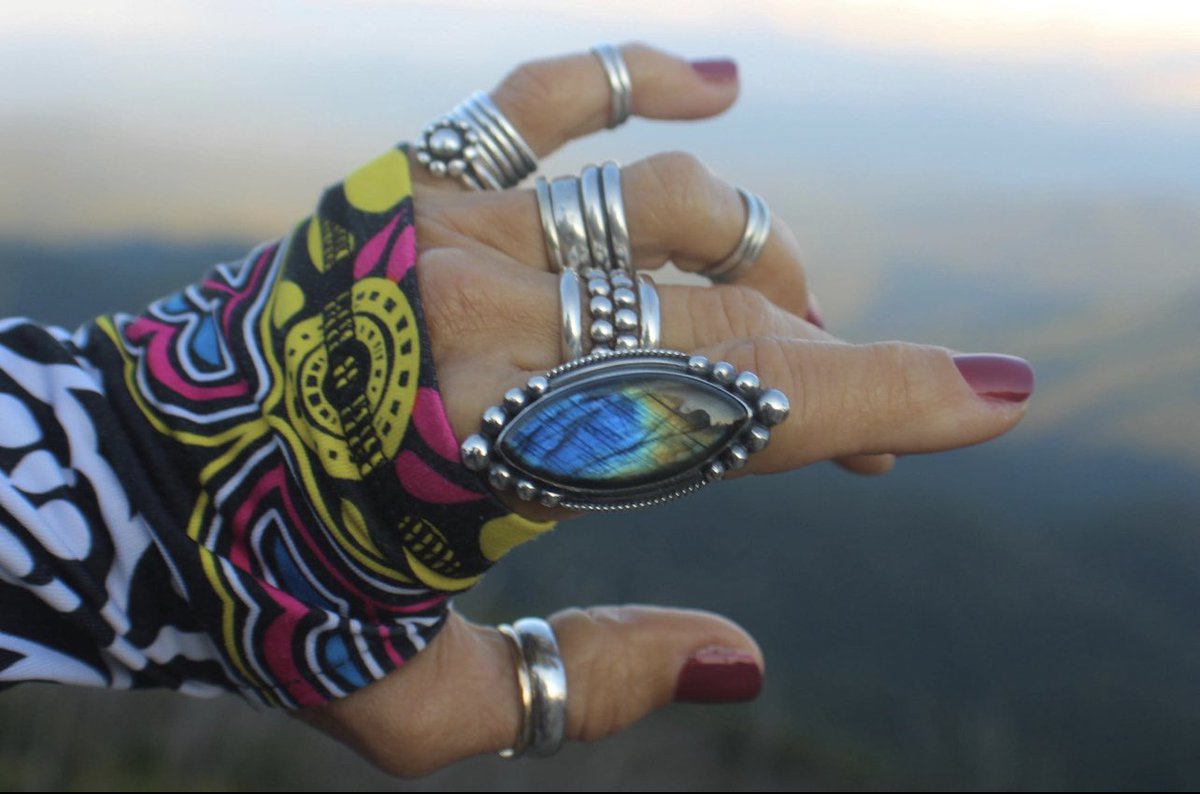 stl_silversmith's tweet image. The Blue Ridge Mountains bring so much peace to the soul. A perfect backdrop for an impromptu photoshoot!! 

#BlueLabradorite
#handmodeling
#photoshoot