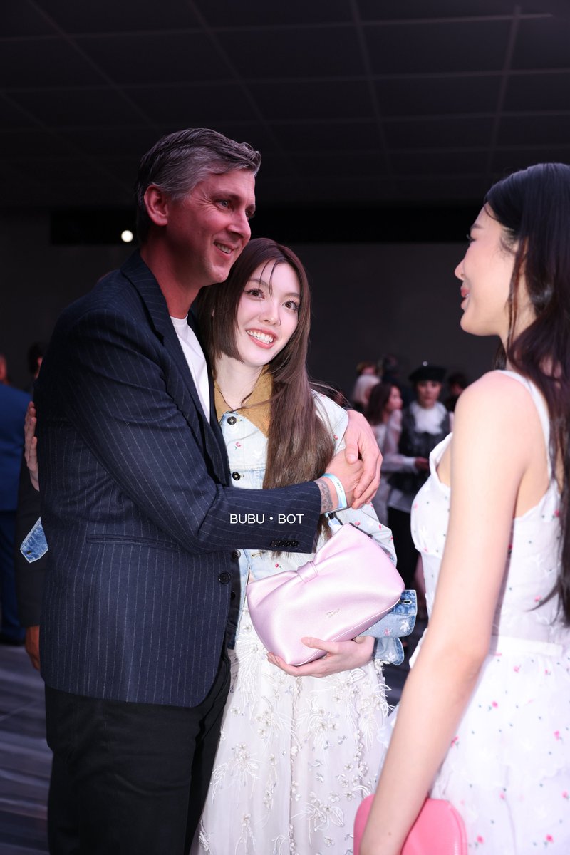 ORMKORNHOMETH's tweet image. น้องออมกับคุณปีเตอร์ค่ะคุณพ่อสาขาปารีส🥺🤍

LINGORM AT DIOR PFW26
#LingOrmDiorSS26 #Ormkornnaphat
#DiorSS26 #PFW @ormmormm @Dior