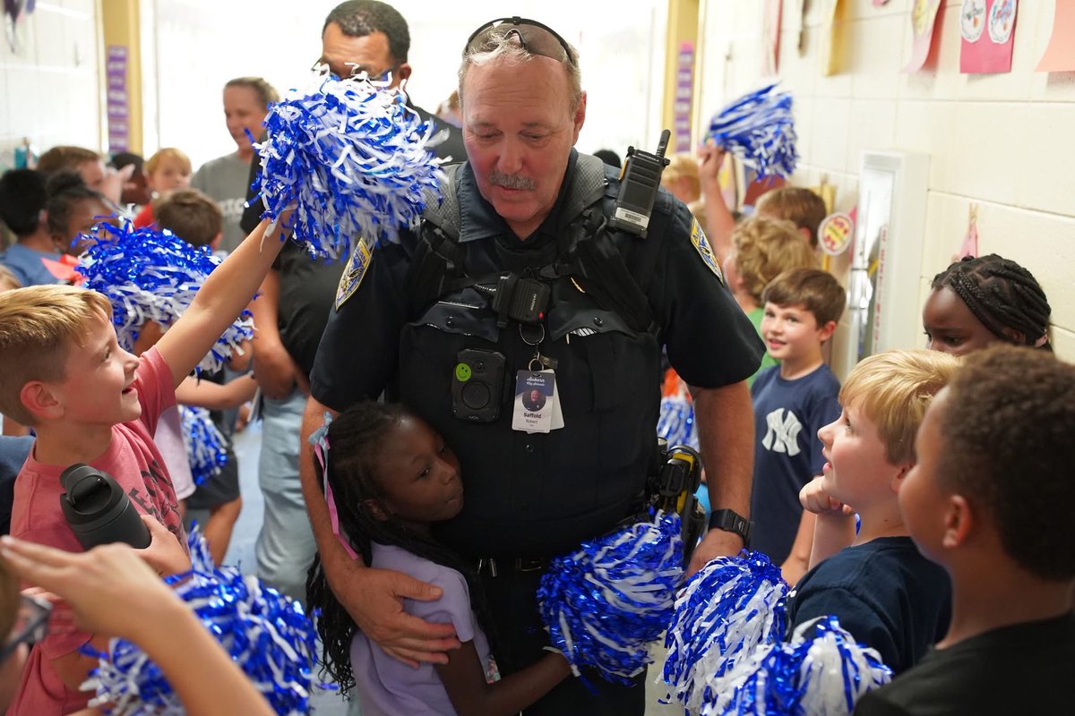 SERVING WITH HEART❤️👮🏼‍♂️: Today, Richland Elementary gave a heartfelt “clap out” for their beloved School Resource Officer, Robert Saffold, as he celebrated his final day serving full-time at RES.
•
From warm hugs and proud salutes to signs filled with gratitude, students and