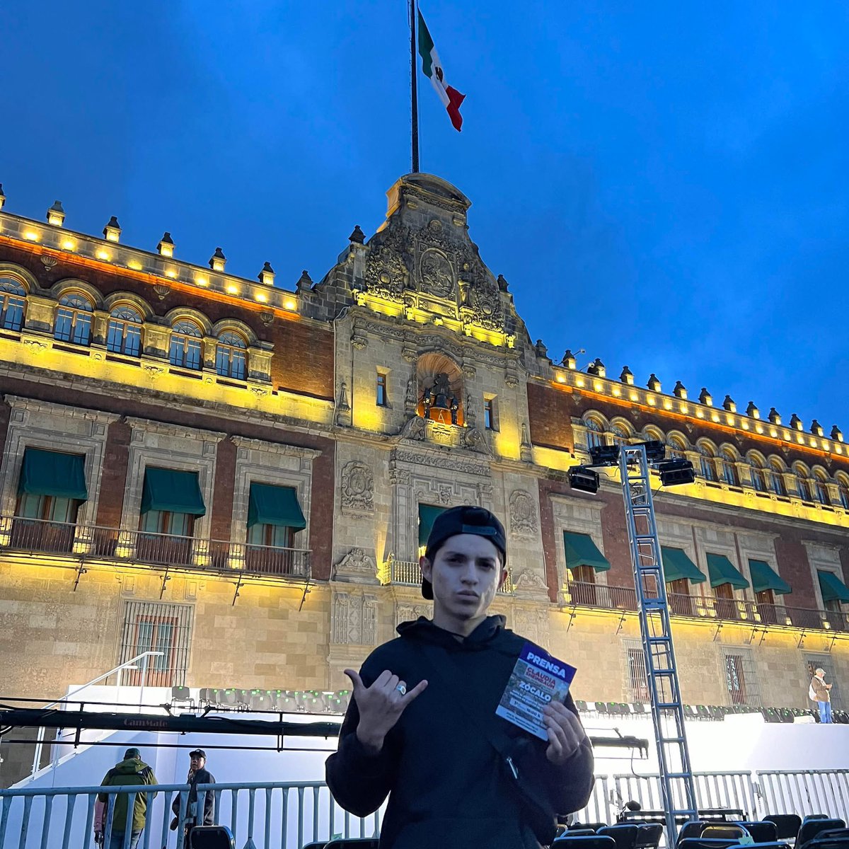 ProMaxFrias's tweet image. Oficialmente a un año del mayor logro profesional de mi carrera: el primer día de la primera presidenta de México. 🤙