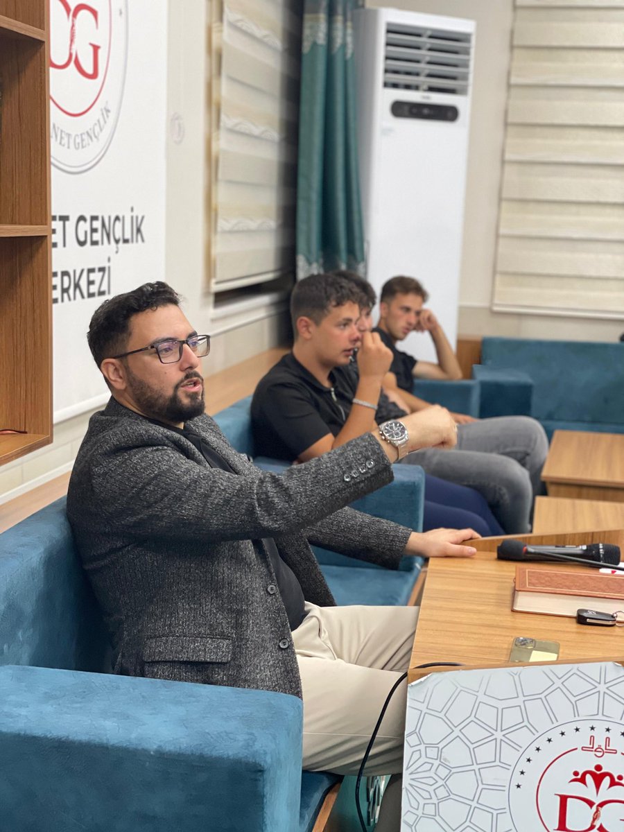 TÜGVA Kilis olarak her hafta düzenlediğimiz "Velhasıl Sohbeti" programımız bu hafta da Diyanet Gençlik Merkezi'nde gerçekleştirildi.

Gönüllerimize dokunan, ufkumuzu zenginleştiren sohbetiyle bizlere değerli katkılar sunan kıymetli hocamıza teşekkür ediyoruz.
#TUGVA #TUGVAKilis