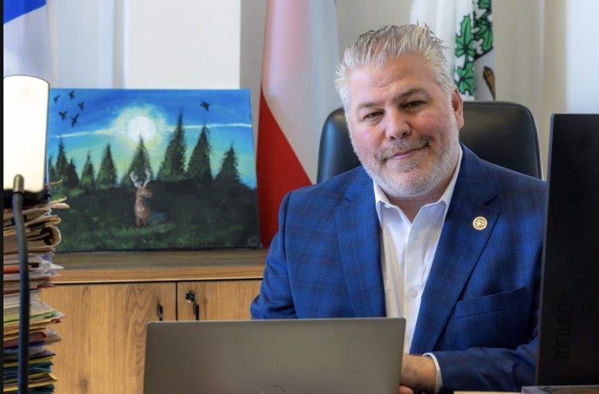 Le cas d’une adolescente de mon comté victime d’intimidation a fait la manchette au plan national.

Je l’ai rencontré pour lui assurer de mon soutien et jaser de sa passion, la peinture. Je lui ai proposé d’exposer une oeuvre à mon bureau de l’⁦<a href="/AssnatQc/">assnatqc</a>⁩. 

Avec toi Anaïs!