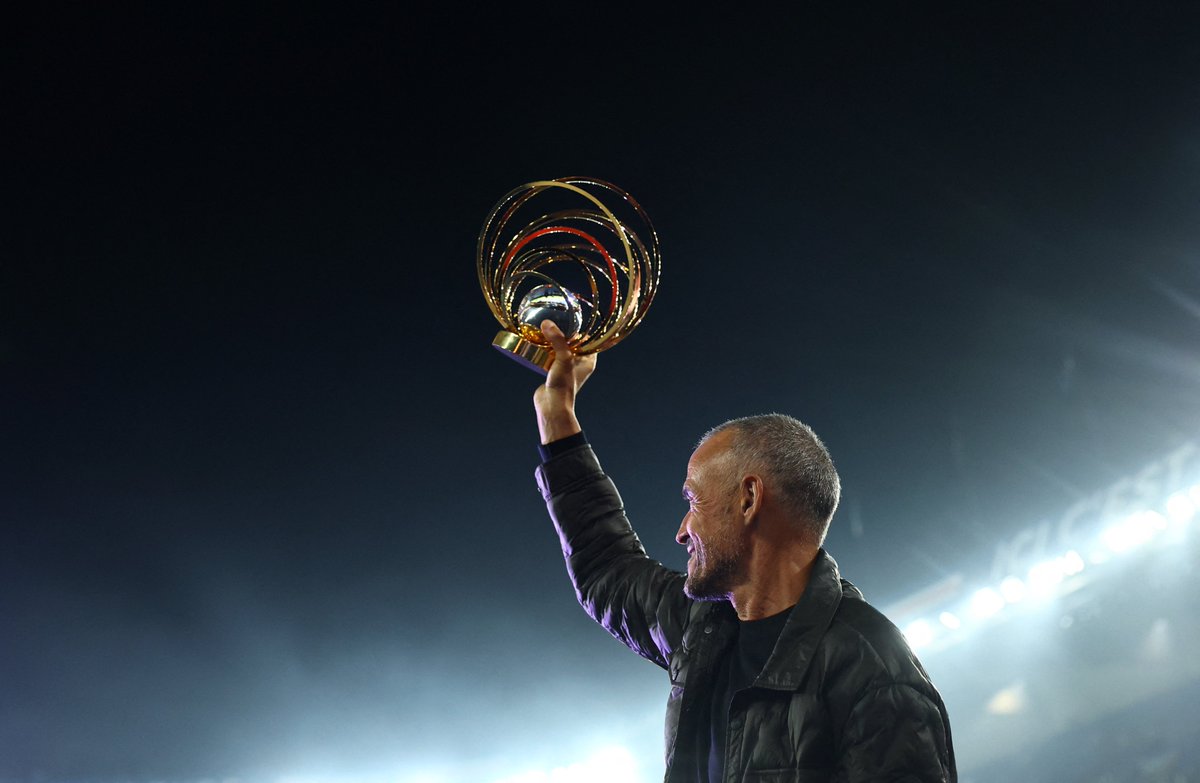 Dembele yok.
Kvara yok.
Doue yok.
Marquinhos yok.

Ama onun için yine en zorlu maçta galibiyet var.

Luis Enrique. Baron.