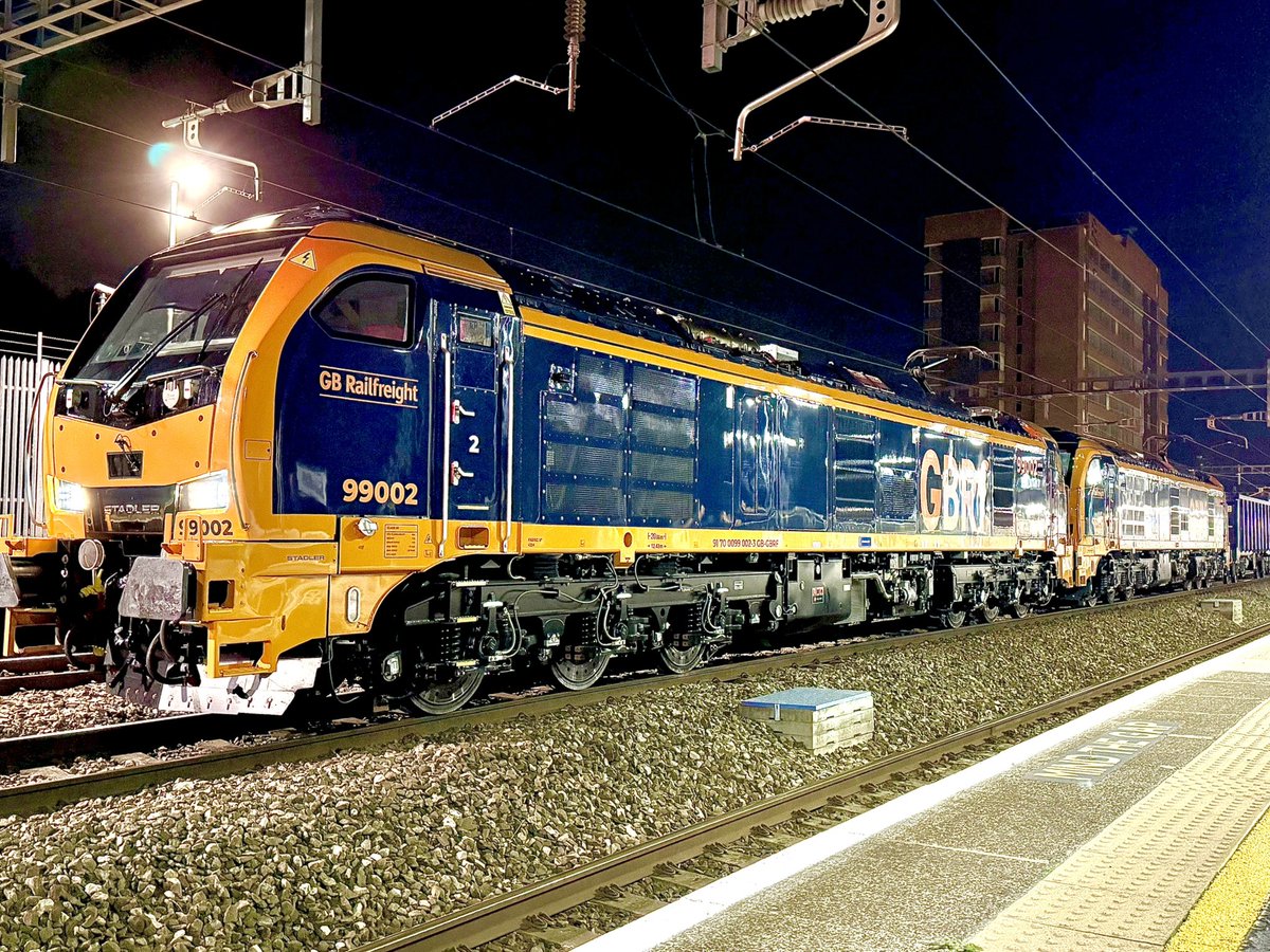 kingy69beard's tweet image. First time I’ve seen these new @GBRailfreight  #Class99 locos. Very impressed , 99002 &amp;amp; 99001 pose for the gallery at Swindon, working  the 4Q48 Pengam Reception Sdgs Gbrf to Wellingborough Up Tc