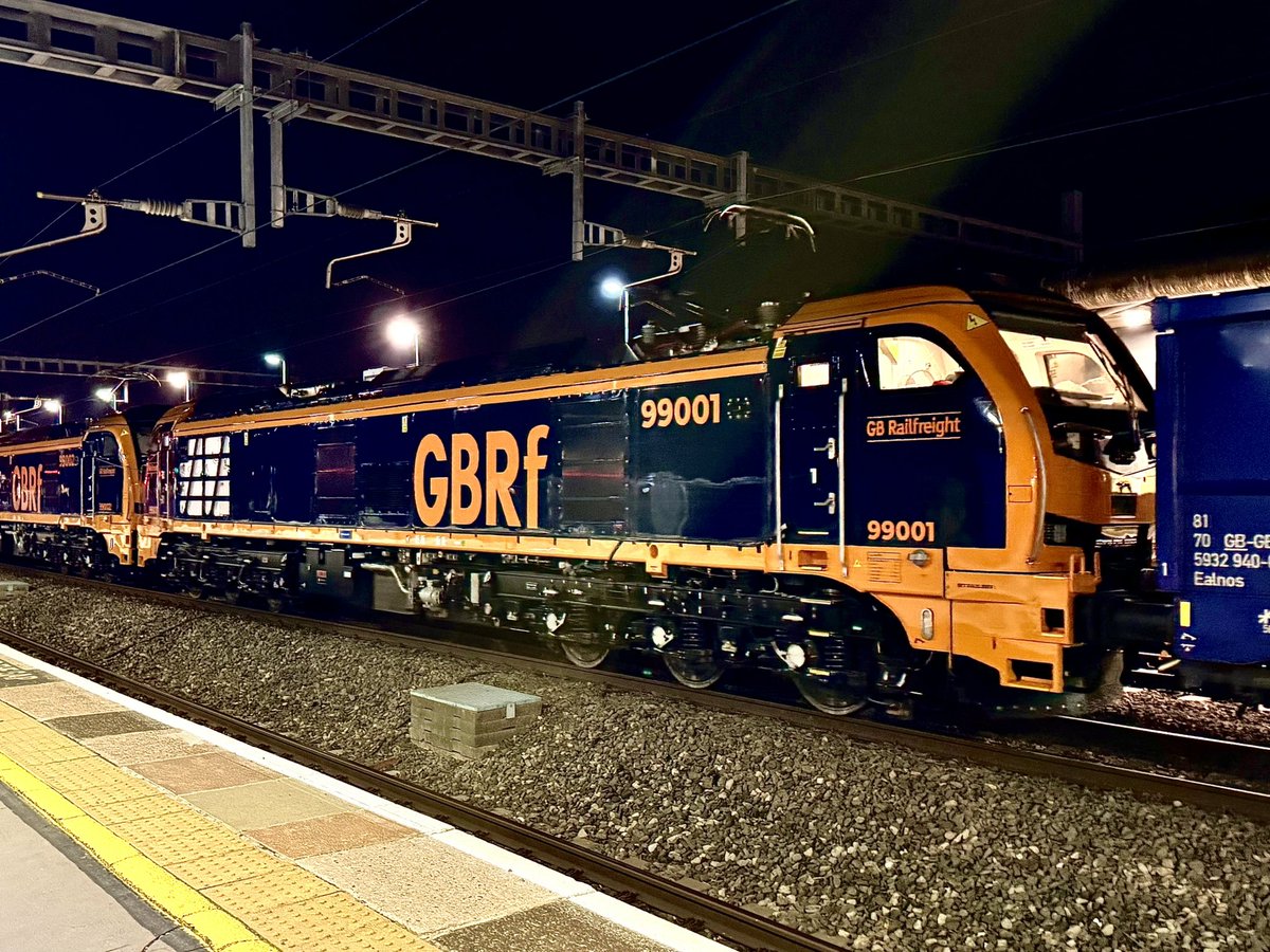 kingy69beard's tweet image. First time I’ve seen these new @GBRailfreight  #Class99 locos. Very impressed , 99002 &amp;amp; 99001 pose for the gallery at Swindon, working  the 4Q48 Pengam Reception Sdgs Gbrf to Wellingborough Up Tc