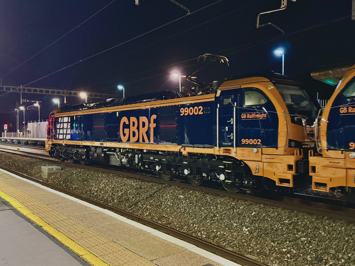 kingy69beard's tweet image. First time I’ve seen these new @GBRailfreight  #Class99 locos. Very impressed , 99002 &amp;amp; 99001 pose for the gallery at Swindon, working  the 4Q48 Pengam Reception Sdgs Gbrf to Wellingborough Up Tc