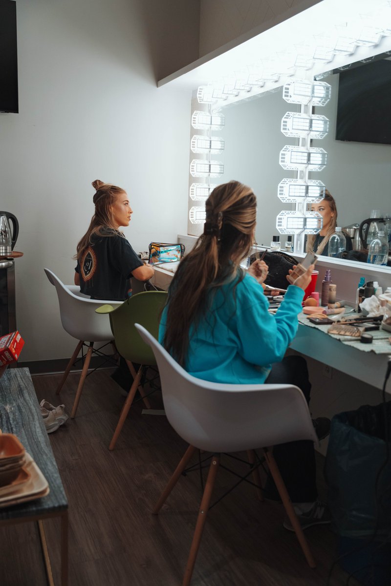 y’all would pass out if you ever heard the tea we spill while glamming 🙈