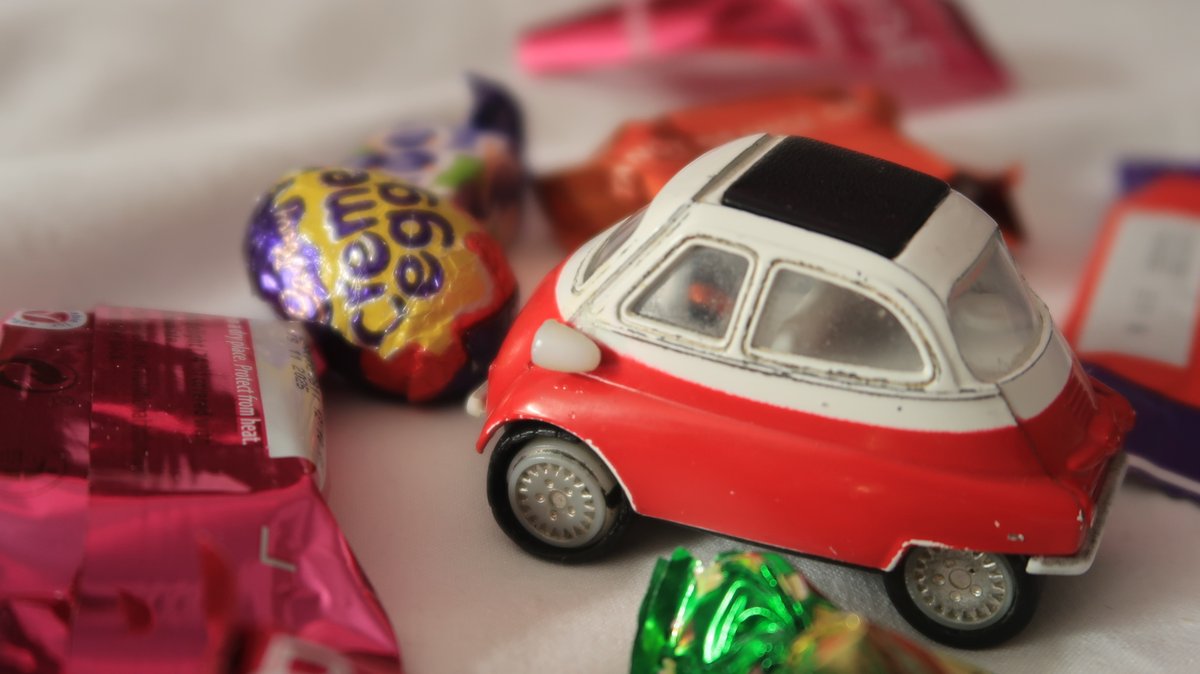 Ok, Today I'm a confused Smol - Any idea why there's a tiny easter egg out here.. In October?! 🤔🚗