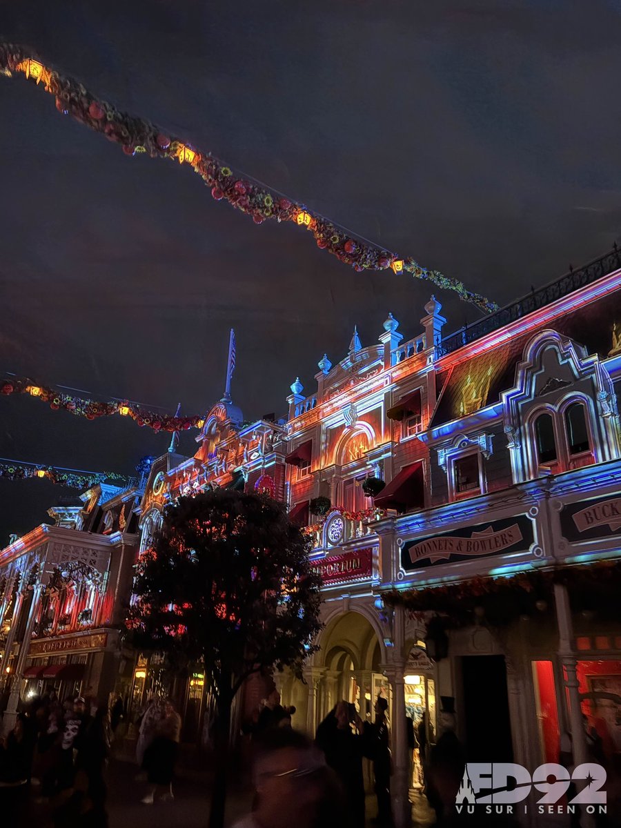 ED92Magic's tweet image. ✨ When night falls, Main Street, U.S.A. at #DisneylandParis comes alive with hauntingly beautiful Halloween projections 👻🎃 A spooky spectacle you won’t want to miss! 🌙 #DisneyHalloween #HalloweenDLP