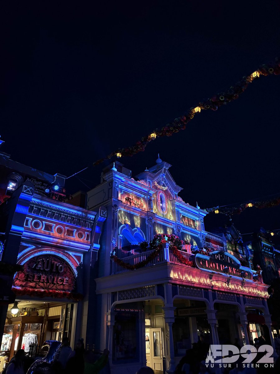 ED92Magic's tweet image. ✨ When night falls, Main Street, U.S.A. at #DisneylandParis comes alive with hauntingly beautiful Halloween projections 👻🎃 A spooky spectacle you won’t want to miss! 🌙 #DisneyHalloween #HalloweenDLP