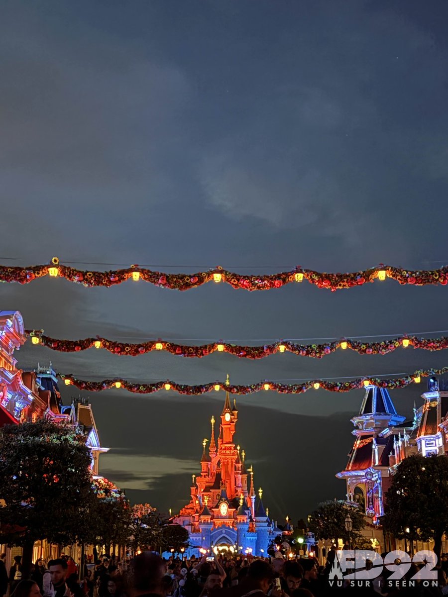 ED92Magic's tweet image. ✨ When night falls, Main Street, U.S.A. at #DisneylandParis comes alive with hauntingly beautiful Halloween projections 👻🎃 A spooky spectacle you won’t want to miss! 🌙 #DisneyHalloween #HalloweenDLP