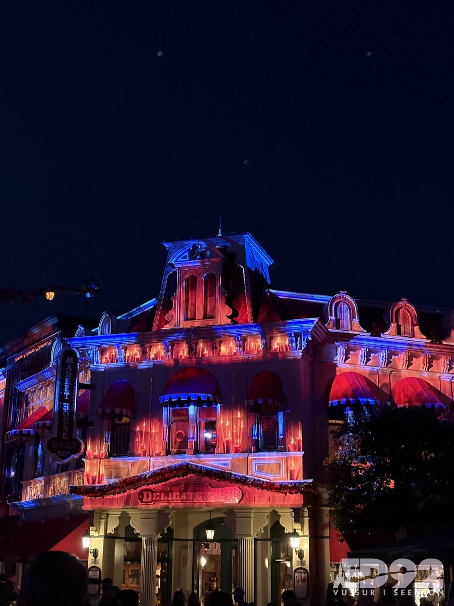 ED92Magic's tweet image. ✨ When night falls, Main Street, U.S.A. at #DisneylandParis comes alive with hauntingly beautiful Halloween projections 👻🎃 A spooky spectacle you won’t want to miss! 🌙 #DisneyHalloween #HalloweenDLP