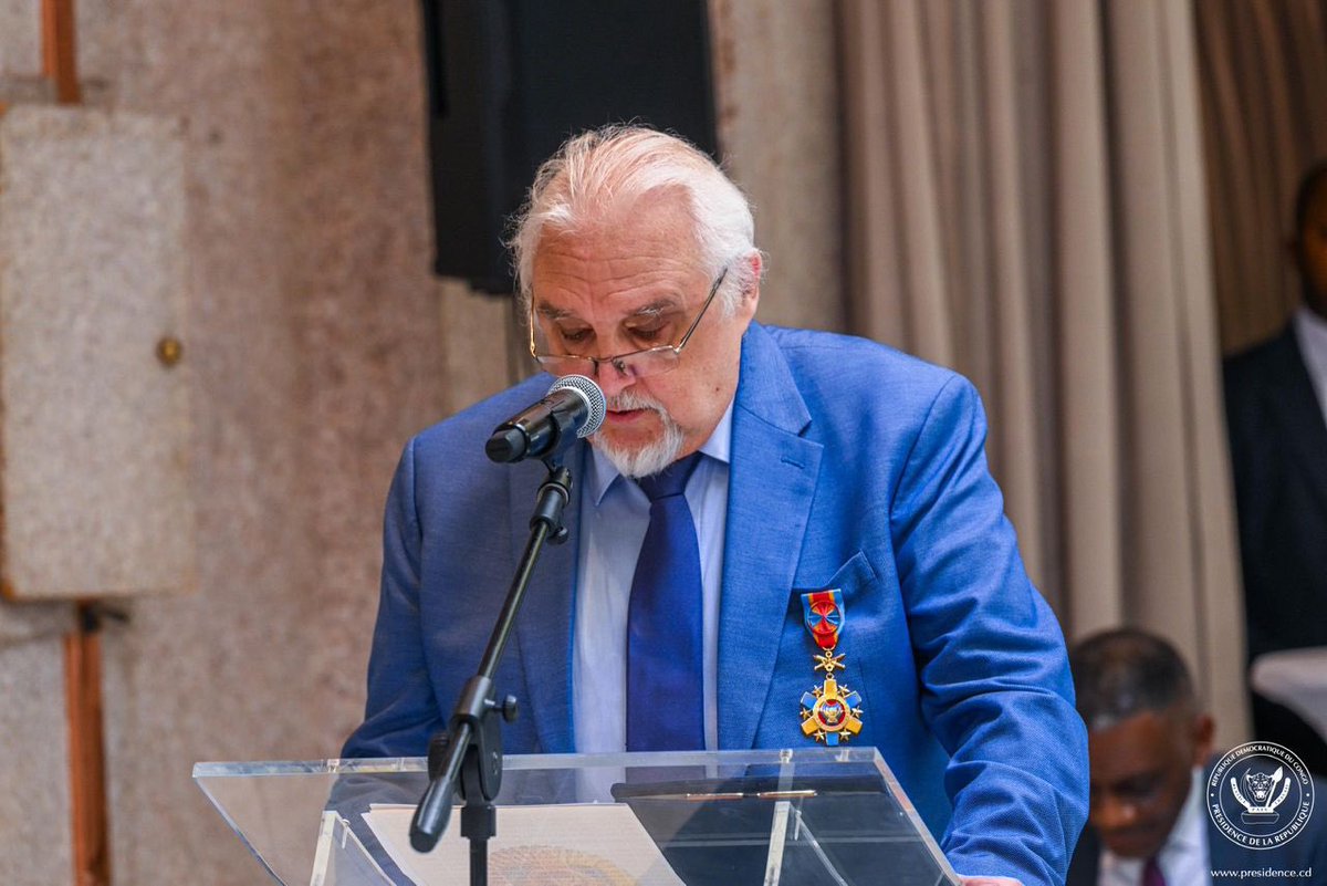 Presidence_RDC's tweet image. Le Président de la République Félix-Antoine Tshisekedi Tshilombo a décoré, ce mercredi 01 octobre 2025 dans la salle de banquet de l'ambassade de la R-D Congo à Bruxelles, l'inspecteur de police belge à la retraite Patrick Boenders affectueusement appelé " Monsieur Congo" du…