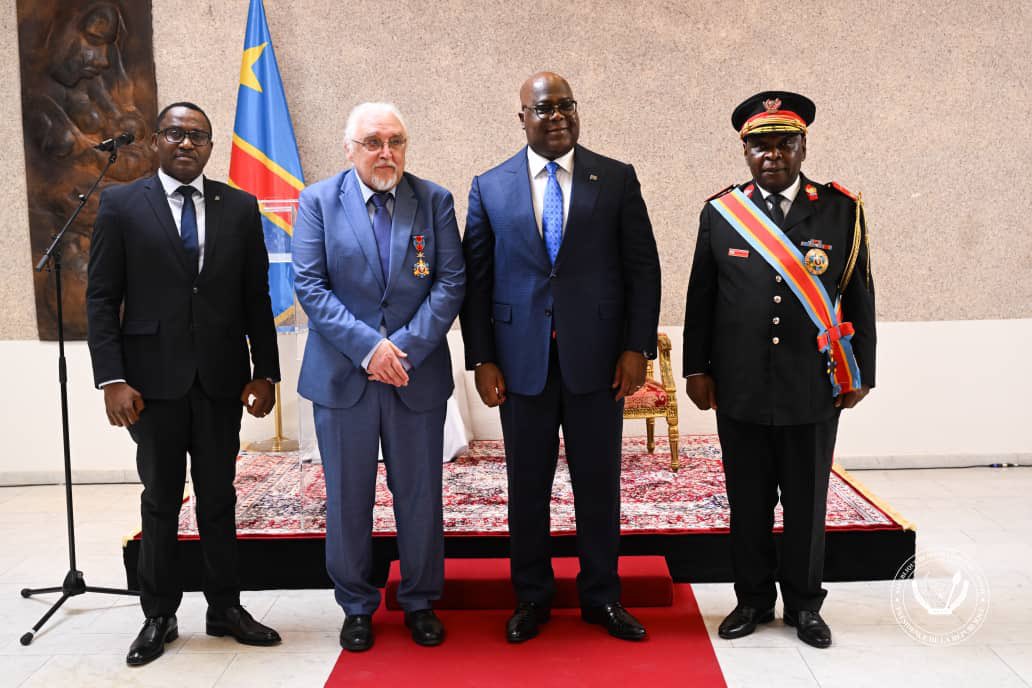 Presidence_RDC's tweet image. Le Président de la République Félix-Antoine Tshisekedi Tshilombo a décoré, ce mercredi 01 octobre 2025 dans la salle de banquet de l'ambassade de la R-D Congo à Bruxelles, l'inspecteur de police belge à la retraite Patrick Boenders affectueusement appelé " Monsieur Congo" du…