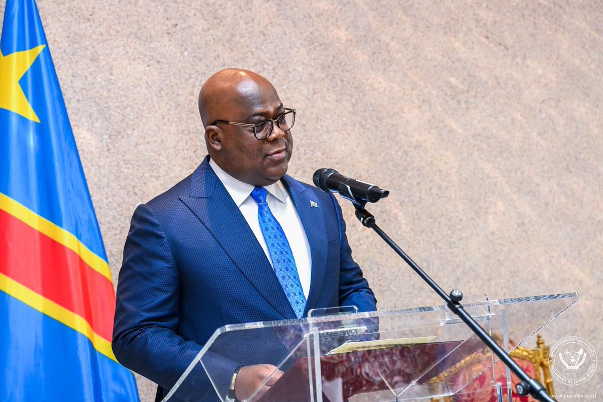 Presidence_RDC's tweet image. Le Président de la République Félix-Antoine Tshisekedi Tshilombo a décoré, ce mercredi 01 octobre 2025 dans la salle de banquet de l'ambassade de la R-D Congo à Bruxelles, l'inspecteur de police belge à la retraite Patrick Boenders affectueusement appelé " Monsieur Congo" du…