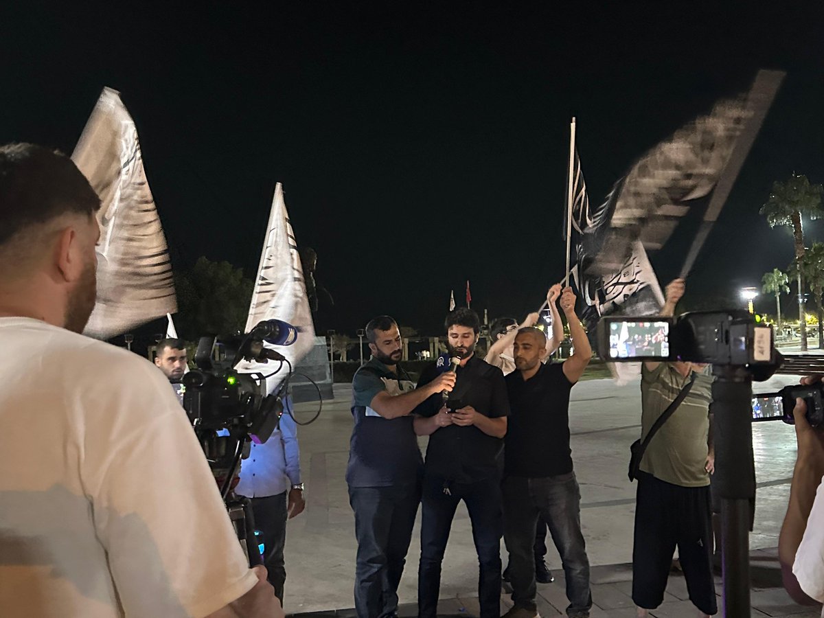 kokludegisim33's tweet photo. Köklü Değişim Mersin Temsilciliği olarak Sumud Filosuna yapılan saldırı için Cumhuriyet meydanı karşısı sahilde toplandık basın açıklaması ve dua ettik.

Basın metnini ve duayı  Köklü Değişim Mersin temsilcisi Hasan Gümüş okudu.

Gümüş açıklamasında: Müslümanların Gazze için dertlendiklerini ve üzerine düşen sorumluluklarını yerine getirdiklerini, Sumud Filosu’nun 57 İslam beldesinin yöneticilerinin gösteremediği cesareti gösterip yola revan olduklarını, şimdiye kadar hiçbirşey yapmayan yöneticilerin en azından Sumud Filosu’nu korumaları gerektiğini dile getirdi.

Ardından programımız Köklü Değişim Gençlik Kolları Mersin’den Hüseyin Öztürk Sumud ve Gazze konulu şiiri ile sona erdi.

Basın açıklaması sırasında sık sık 'Sumud seferde donanmanız nerede' Tekbir' Ordular Birleşsin İsrail'i Yok Etsin' sloganları atıldı.

#SumudFlotilla #SumudaBarbarosOl
